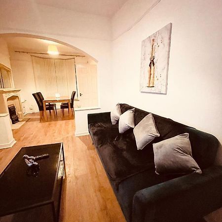 Cute Spacious 2 Bedroom House, Sleeps 8, Free Street Parking, Easy Access Lock Box Entry, 2 Minute Drive From City Centre Ливърпул Екстериор снимка