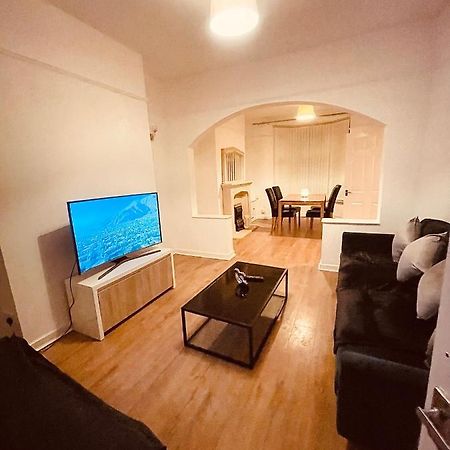 Cute Spacious 2 Bedroom House, Sleeps 8, Free Street Parking, Easy Access Lock Box Entry, 2 Minute Drive From City Centre Ливърпул Екстериор снимка