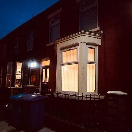 Cute Spacious 2 Bedroom House, Sleeps 8, Free Street Parking, Easy Access Lock Box Entry, 2 Minute Drive From City Centre Ливърпул Екстериор снимка