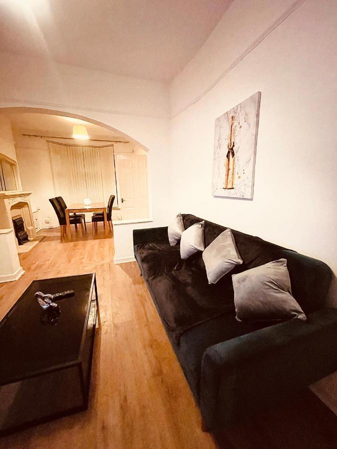 Cute Spacious 2 Bedroom House, Sleeps 8, Free Street Parking, Easy Access Lock Box Entry, 2 Minute Drive From City Centre Ливърпул Екстериор снимка
