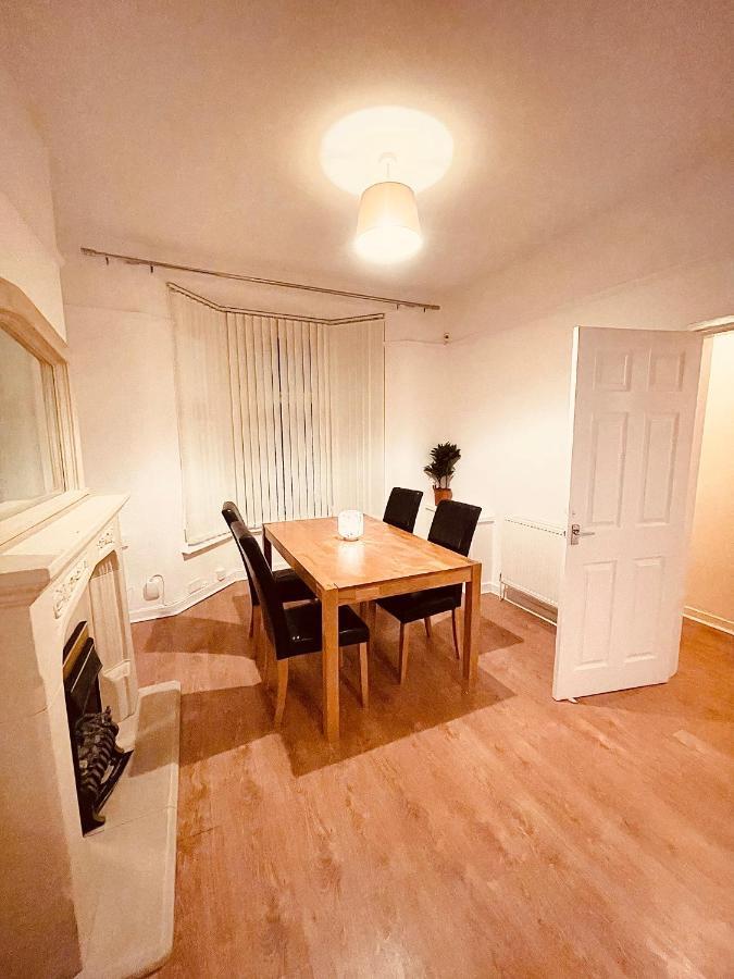 Cute Spacious 2 Bedroom House, Sleeps 8, Free Street Parking, Easy Access Lock Box Entry, 2 Minute Drive From City Centre Ливърпул Екстериор снимка