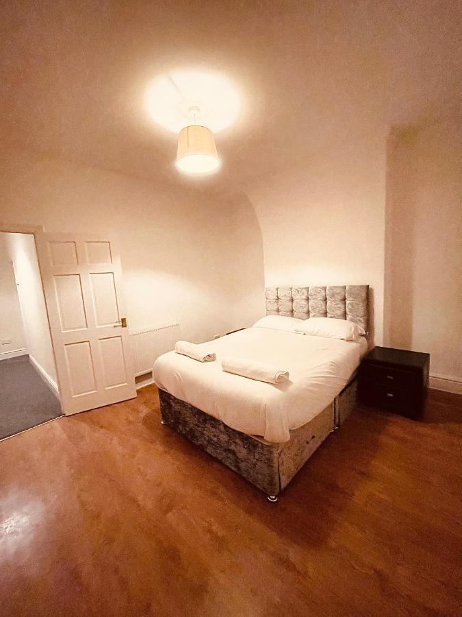 Cute Spacious 2 Bedroom House, Sleeps 8, Free Street Parking, Easy Access Lock Box Entry, 2 Minute Drive From City Centre Ливърпул Екстериор снимка