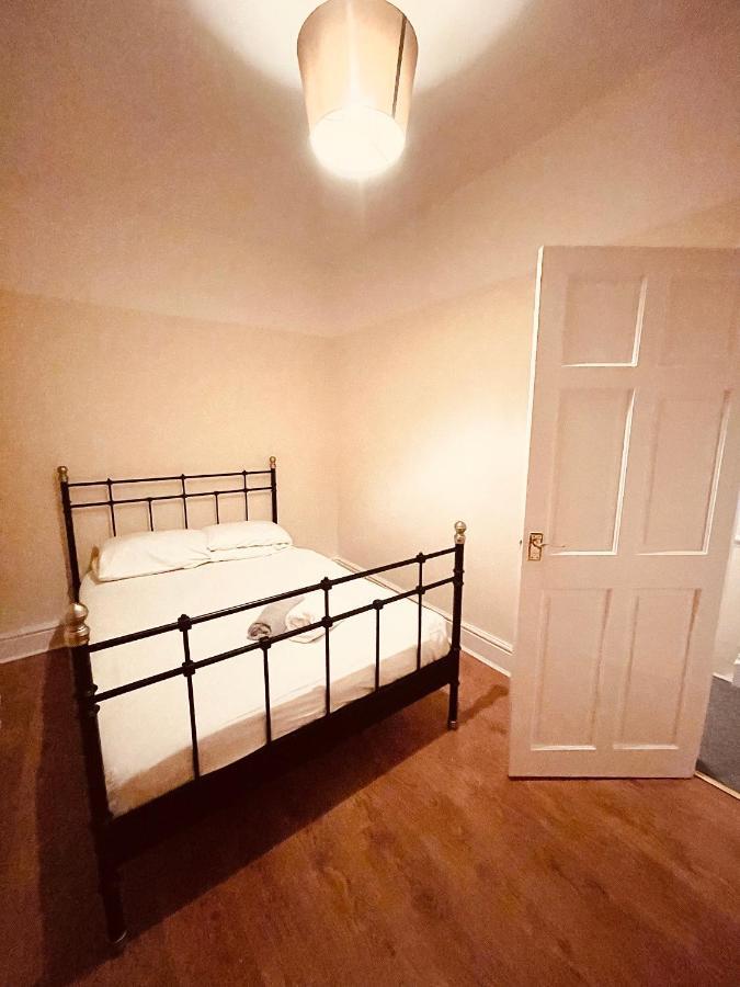 Cute Spacious 2 Bedroom House, Sleeps 8, Free Street Parking, Easy Access Lock Box Entry, 2 Minute Drive From City Centre Ливърпул Екстериор снимка