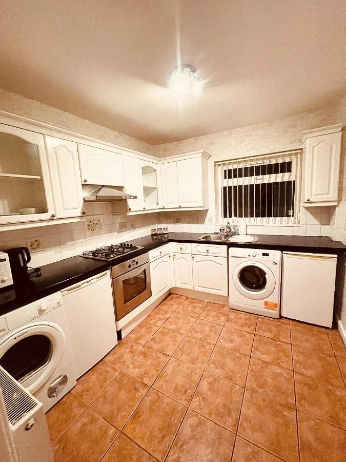 Cute Spacious 2 Bedroom House, Sleeps 8, Free Street Parking, Easy Access Lock Box Entry, 2 Minute Drive From City Centre Ливърпул Екстериор снимка