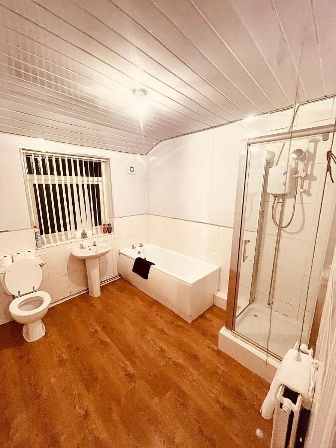 Cute Spacious 2 Bedroom House, Sleeps 8, Free Street Parking, Easy Access Lock Box Entry, 2 Minute Drive From City Centre Ливърпул Екстериор снимка