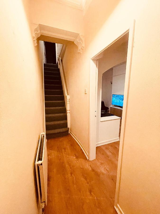 Cute Spacious 2 Bedroom House, Sleeps 8, Free Street Parking, Easy Access Lock Box Entry, 2 Minute Drive From City Centre Ливърпул Екстериор снимка