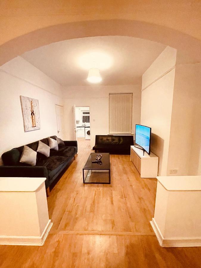 Cute Spacious 2 Bedroom House, Sleeps 8, Free Street Parking, Easy Access Lock Box Entry, 2 Minute Drive From City Centre Ливърпул Екстериор снимка