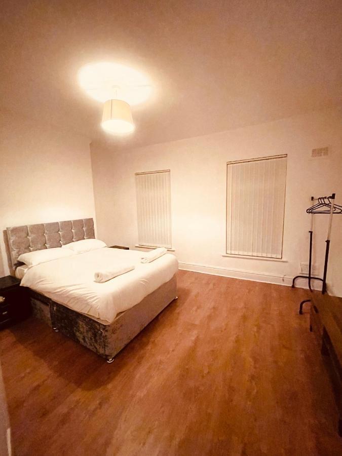 Cute Spacious 2 Bedroom House, Sleeps 8, Free Street Parking, Easy Access Lock Box Entry, 2 Minute Drive From City Centre Ливърпул Екстериор снимка