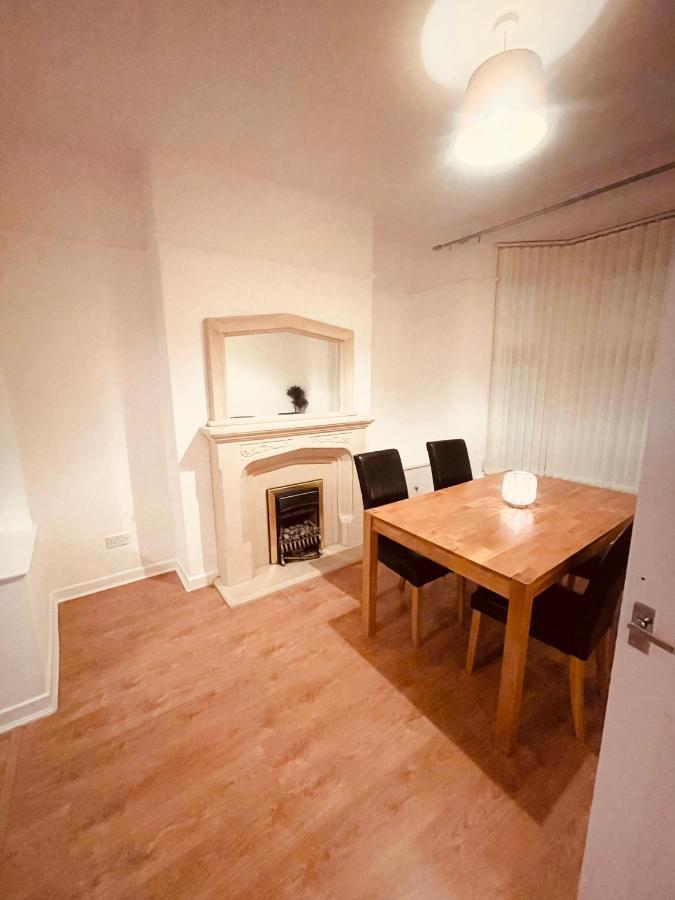 Cute Spacious 2 Bedroom House, Sleeps 8, Free Street Parking, Easy Access Lock Box Entry, 2 Minute Drive From City Centre Ливърпул Екстериор снимка
