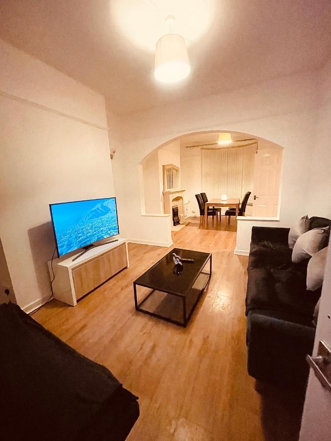 Cute Spacious 2 Bedroom House, Sleeps 8, Free Street Parking, Easy Access Lock Box Entry, 2 Minute Drive From City Centre Ливърпул Екстериор снимка