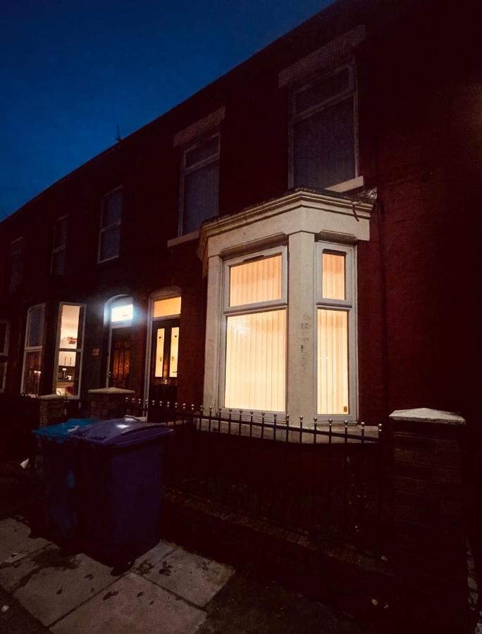 Cute Spacious 2 Bedroom House, Sleeps 8, Free Street Parking, Easy Access Lock Box Entry, 2 Minute Drive From City Centre Ливърпул Екстериор снимка