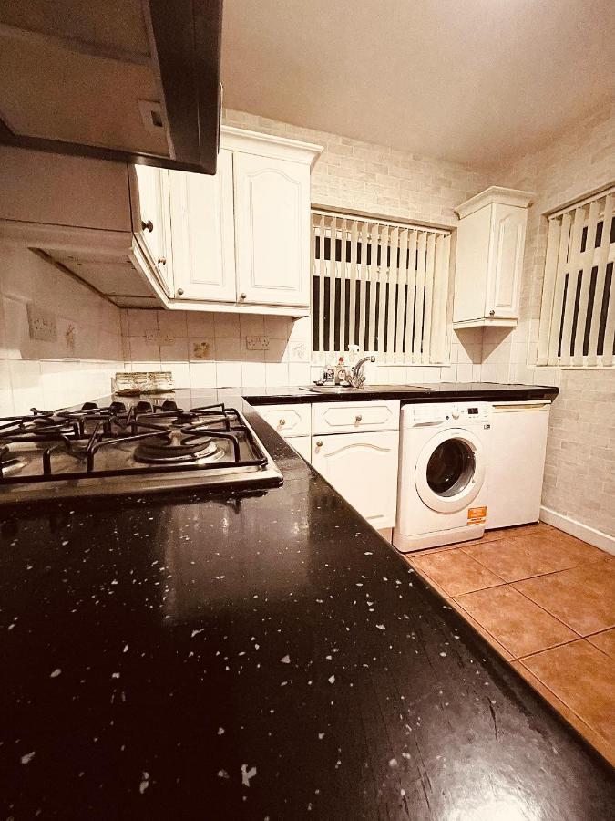 Cute Spacious 2 Bedroom House, Sleeps 8, Free Street Parking, Easy Access Lock Box Entry, 2 Minute Drive From City Centre Ливърпул Екстериор снимка
